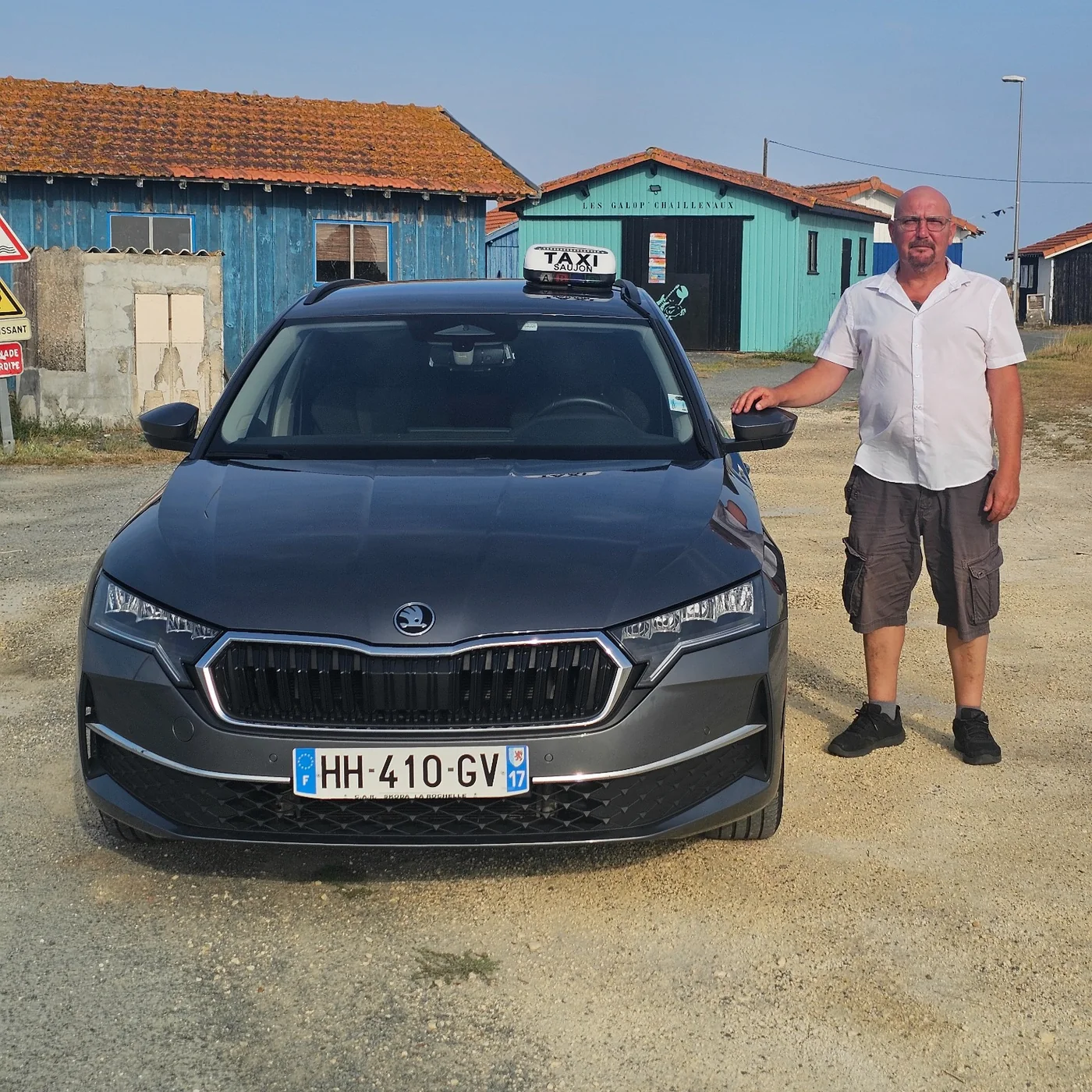 Kevin, chauffeur de Kevin Taxi, avec son véhicule
